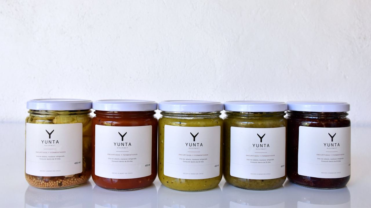 Línea completa de productos Yunta Gourmet: encurtidos, salsas y confitados